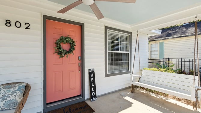 Island Vibes & Porch Swings: Your Amelia Escape Awaits!